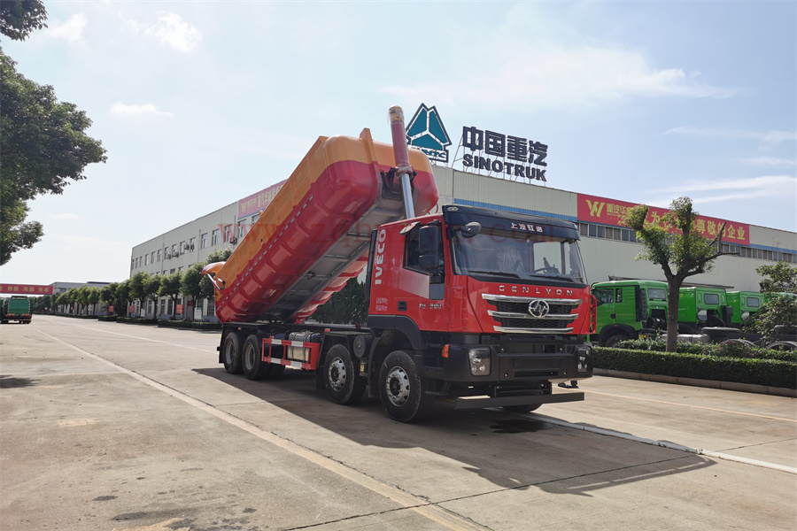 國(guó)六上汽紅岩26方全密封防腐蝕污泥自卸車(chē)